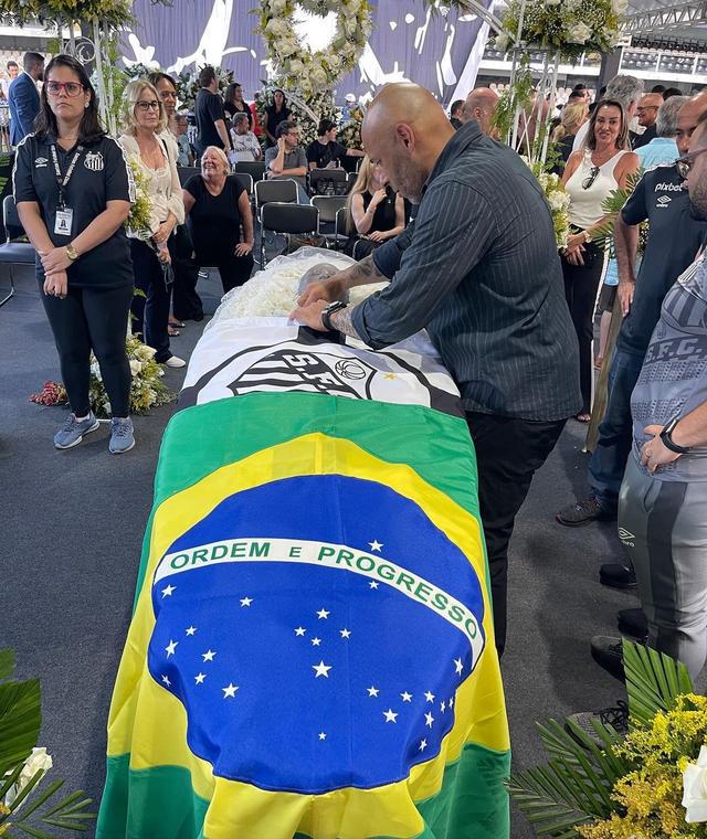 球王贝利灵柩被盖上巴西国旗、桑托斯队旗
